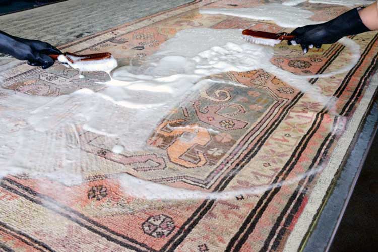 Lavaggio di un tappeto antico presso il nostro centro di lavaggio tappeti a Milano