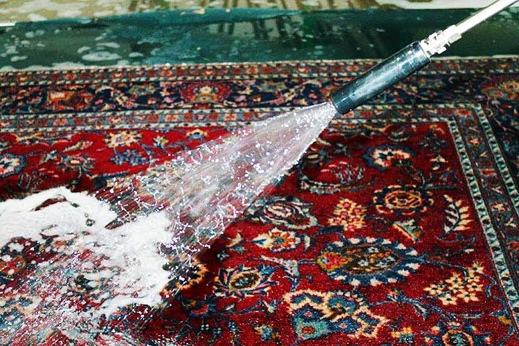 Lavaggio tappeto ad acqua nel nostro centro di lavaggio tappeti a Milano