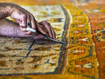 Restauro tappeti antichi presso il nostro centro di tappeti a Milano