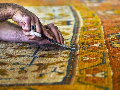 Restauro tappeti antichi presso il nostro centro di tappeti a Milano