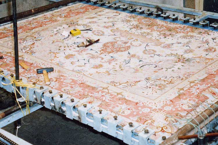 Restauro tappeti Milano tecnica di tiratura per eliminare ondulazioni